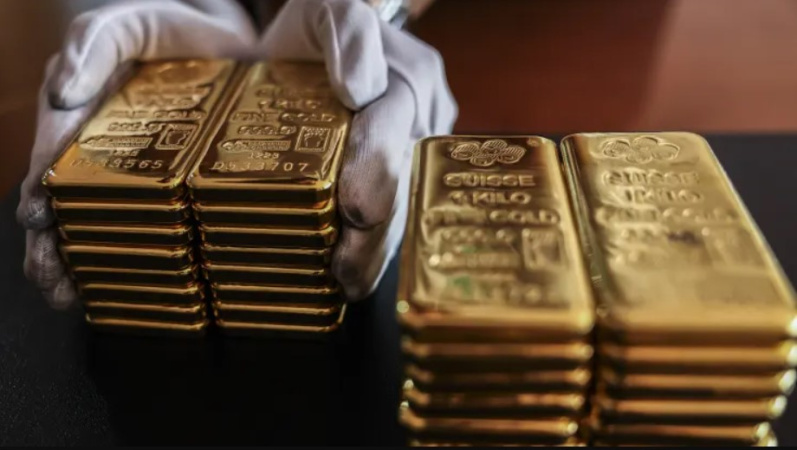 На початку тижня ціни на золото продовжили своє рекордне зростання і досягли чергового історичного максимуму, перевищивши $2 375 за унцію.