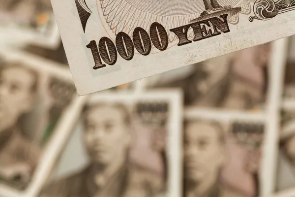 Японська національна валюта — єна — ослабла, що підштовхнуло долар до найвищого рівня стосовно неї з 1990 року, що уможливлює інтервенцію з боку японської монетарної влади з метою підтримати ієну, пише Reuters.► Читайте сторінку «Мінфіну» у фейсбуці: головні фінансові новиниДолар зміцнився коштом сильних економічних даних, які зрушили очікувані терміни першого зниження ставки ФРС із червня на вересень, а також ескалацію напруженості на Близькому Сході.