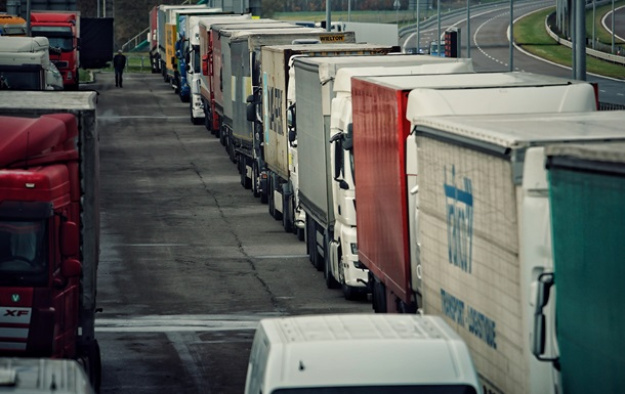 Польські фермери продовжують блокувати рух вантажівок по трьох пунктах пропуску — «Ягодин», «Рава-Руська» та «Угринів».