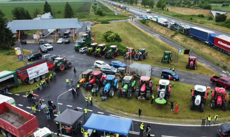 Польські фермери станом на сьогодні блокують на кордоні рух вантажівок у пункті пропуску «Рава-Руська», пропускаючи по кілька транспортних засобів на годину.